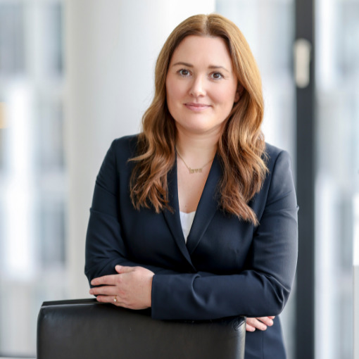 Karriereförderung von Anwältinnen und Juristinnen in Unternehmen. Hier hild Julia Müller von clients&candidates gerne weiter