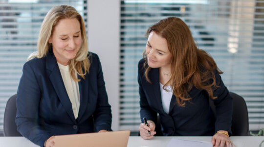 Female Legal Executive Search and Legal Recruitment für Frauen Anwältinnen Rechtsanwältinnen Juristinnen Karriereförderung für Frauen von clients&candidates